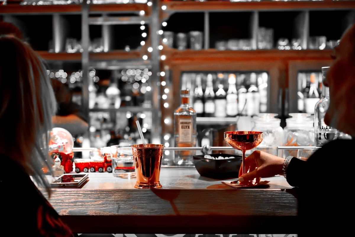 Bartender bereitet einen Cocktail an einer stilvollen Bartheke zu
