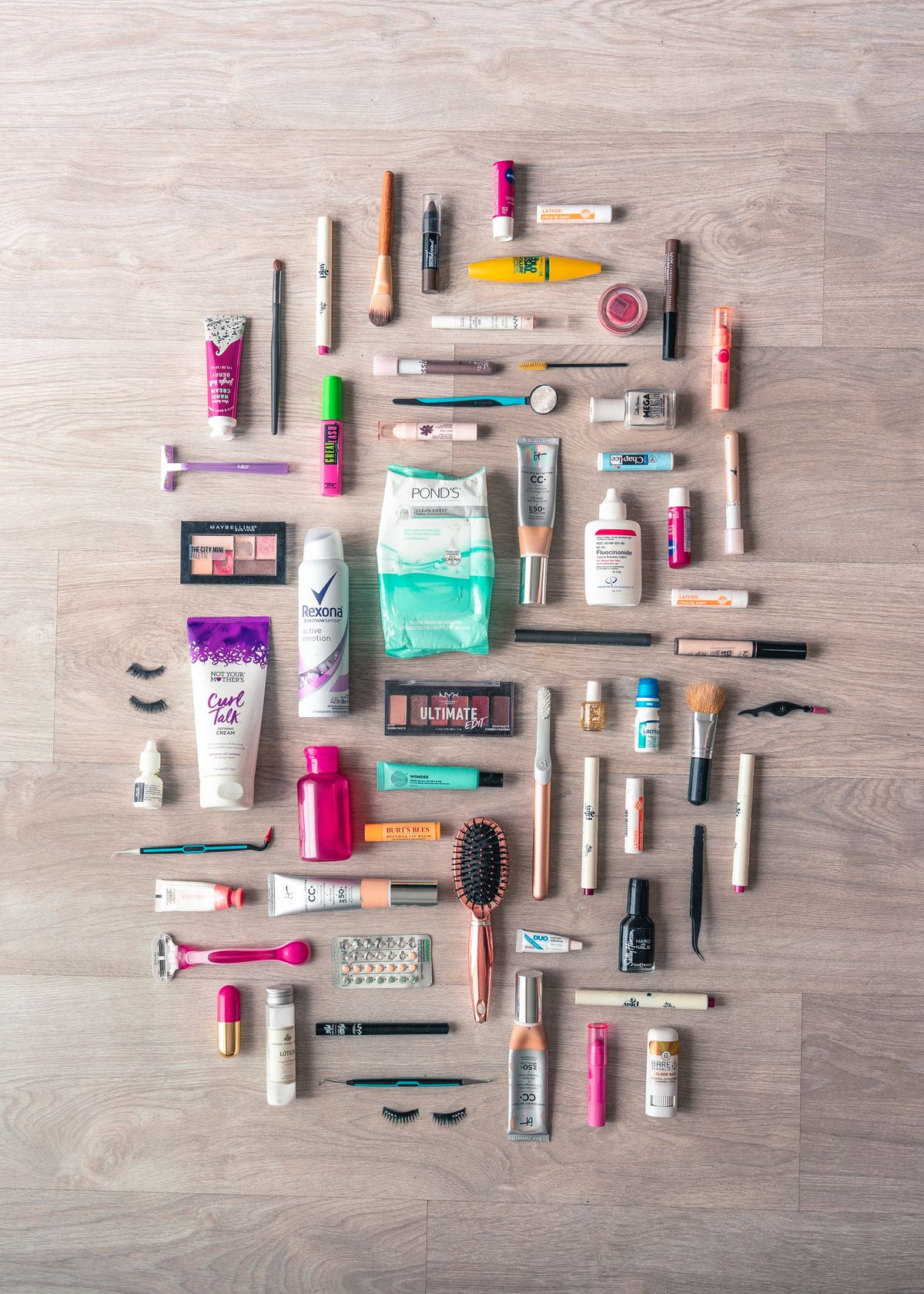 Flatlay hochwertiger Kosmetikprodukte für die Behandlung im Beauty-Studio