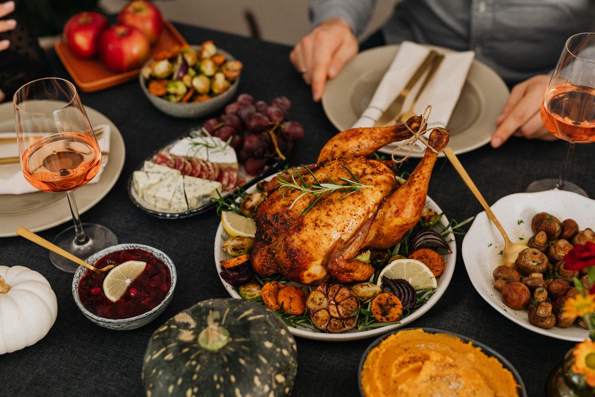 Herbstliches Catering-Buffet mit Fleischplatte, Gemüse und dekorativen Beilagen