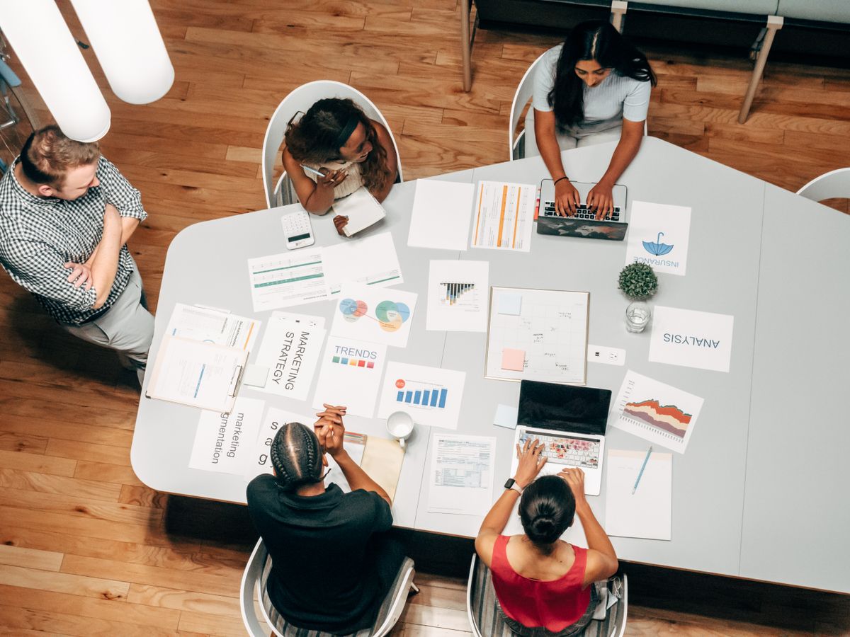 Team wertet Marktanalyse-Diagramme und Strategiepapiere während eines Workshops aus