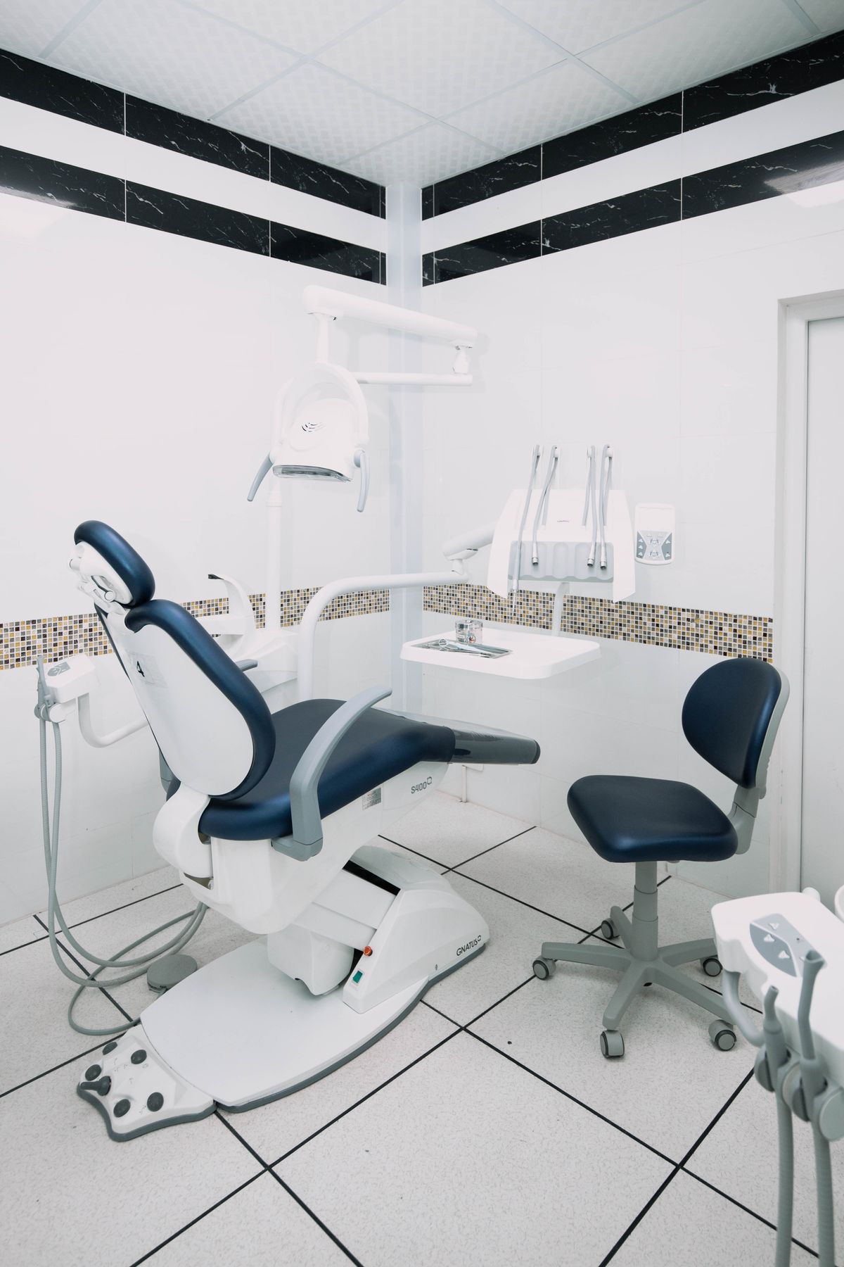 Modernes Behandlungszimmer einer Zahnklinik mit zahnmedizinischem Equipment