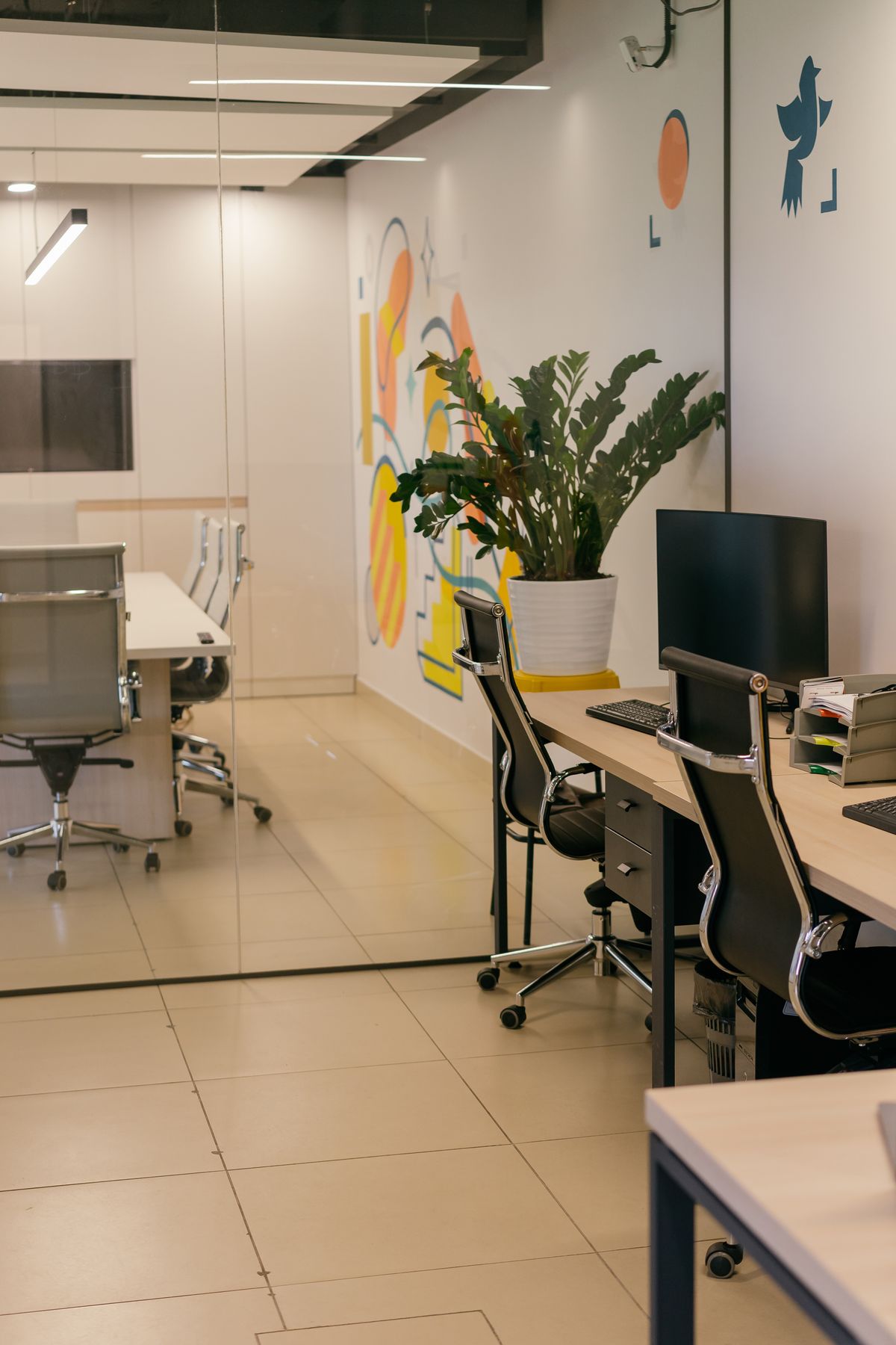 Modernes Büro einer Finanzberatung in Hamburg mit Besprechungsräumen
