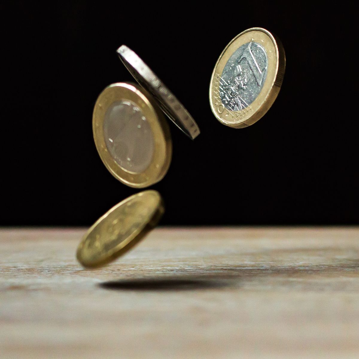 Team von Finanzberatern im professionellen Austausch über Mandantenstrategien