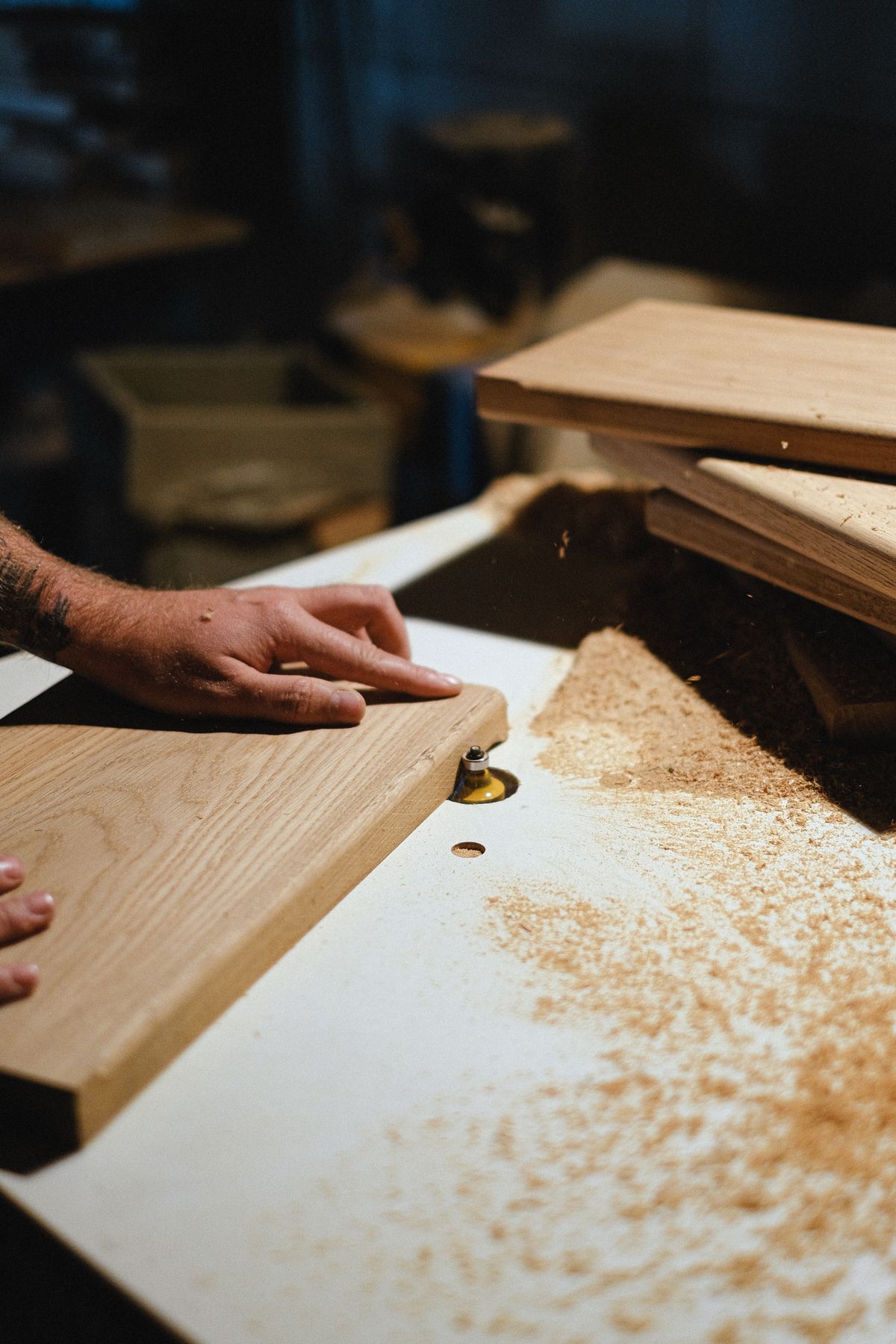 Handwerker bearbeitet ein Holzbrett bei der Parkettverlegung