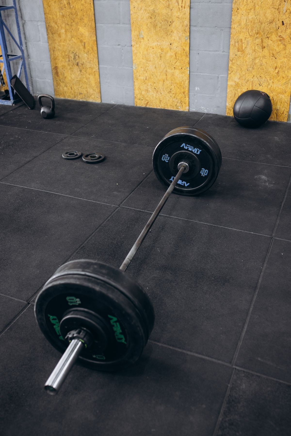 Langhantel mit Gewichten auf dem Boden eines Fitnessstudios