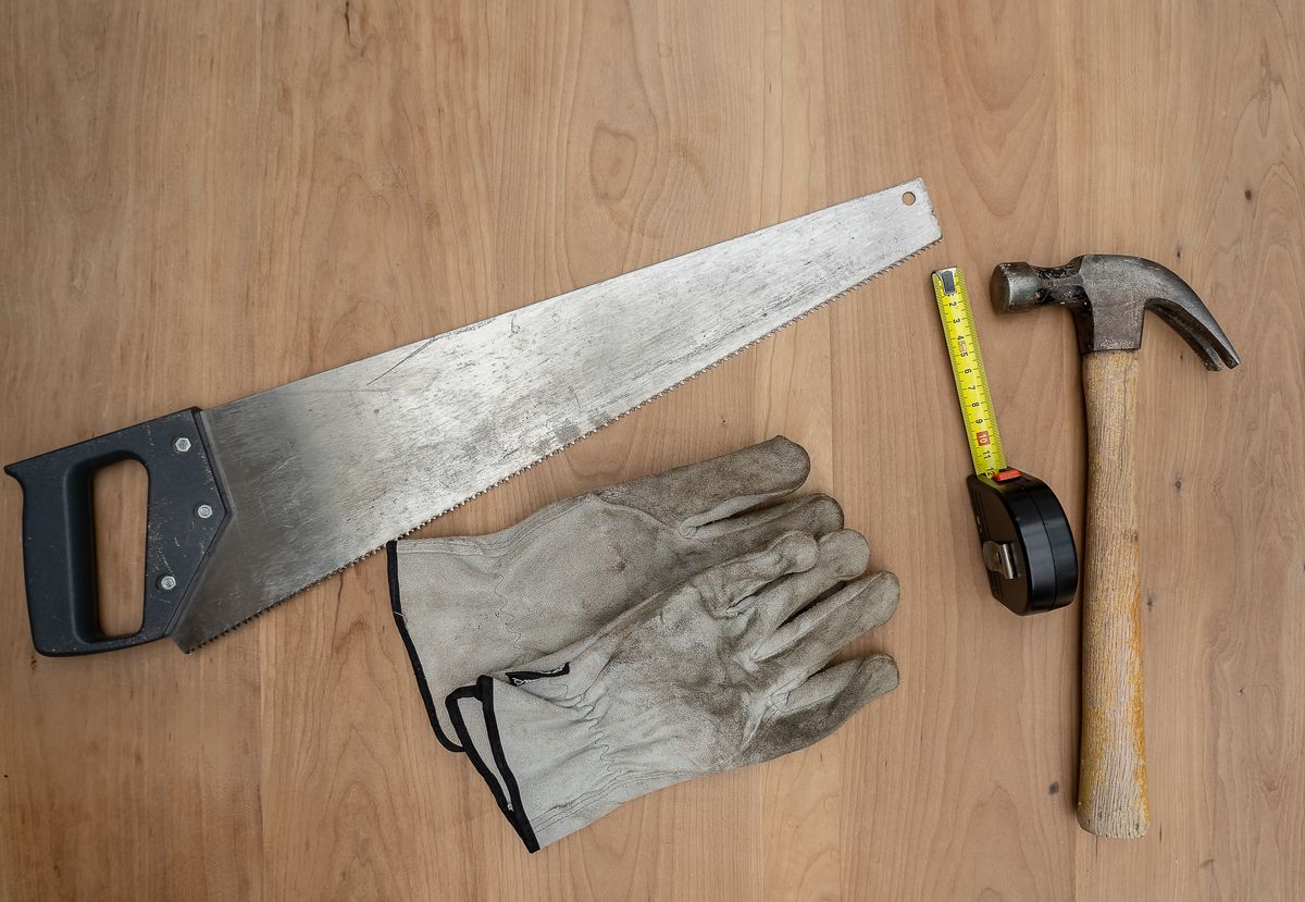 Handwerkzeug ordentlich ausgelegt auf einer Holzoberfläche