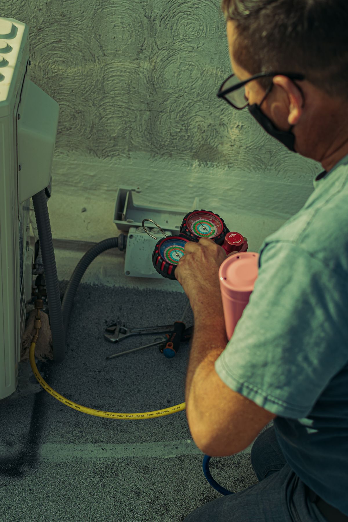 Handwerker mit Werkzeug bei der Installation einer Heizungs- und Klimaanlage