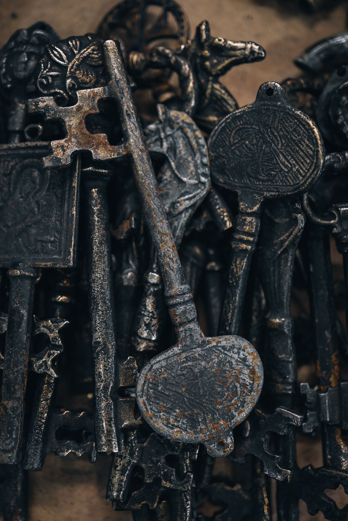 Großer Haufen unterschiedlicher Metallschlüssel als Symbol für Schlüsselanfertigung und -kopien