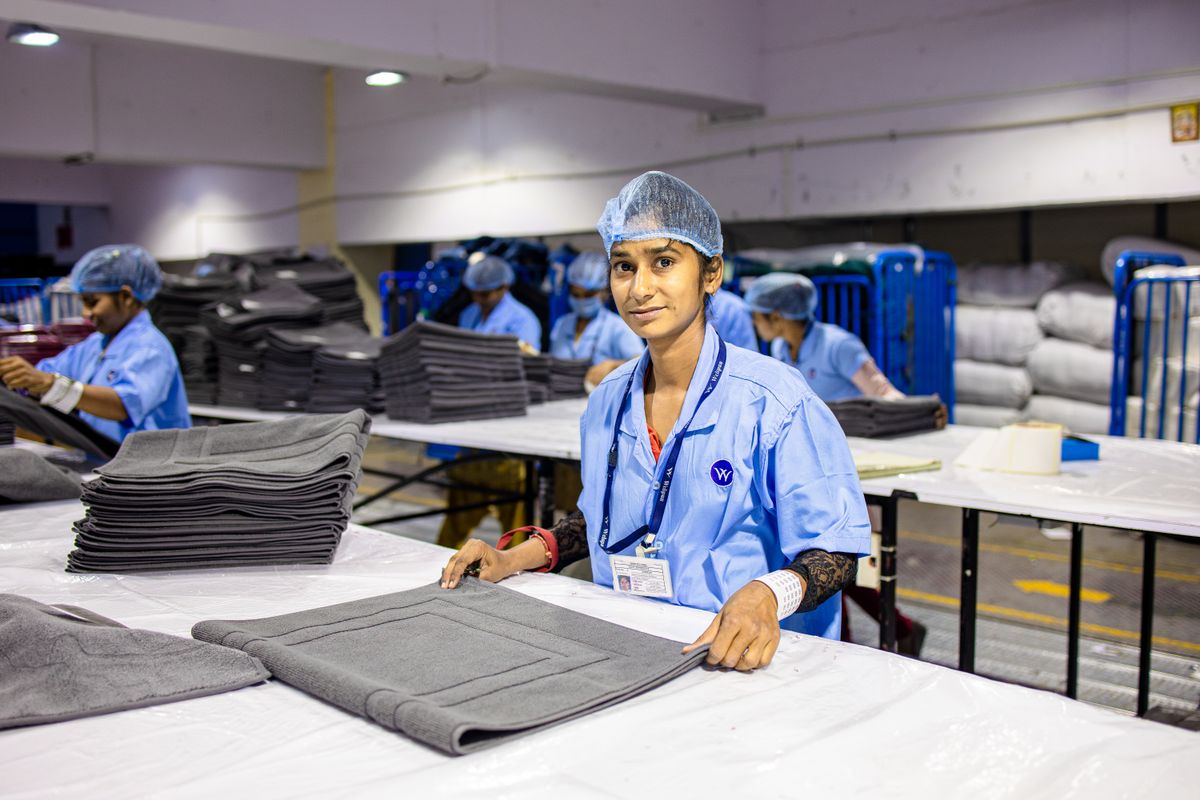 Facharbeiterinnen kontrollieren die Qualität von Produkten in einer Fertigungshalle