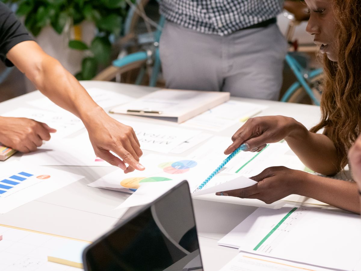 Team einer Marketingagentur bespricht eine Kampagne am Schreibtisch