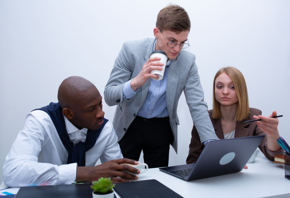 Mitarbeiter einer Agentur analysiert Marketing-Kennzahlen am Laptop