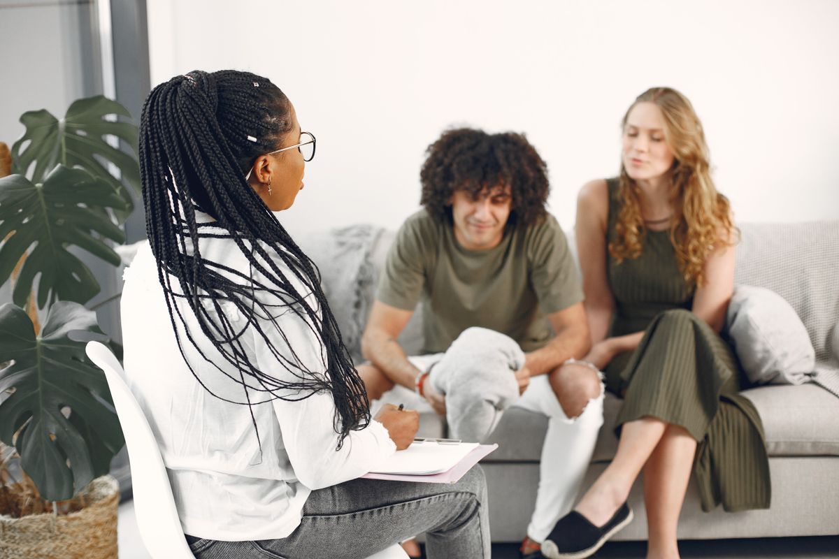 Ruhiger Beratungsraum einer Psychotherapie-Praxis mit zwei Sesseln für ein Therapiegespräch