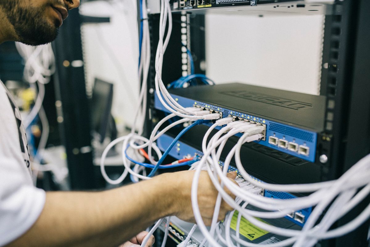 IT-Techniker eines Managed-Service-Providers wartet Netzwerktechnik im Serverraum