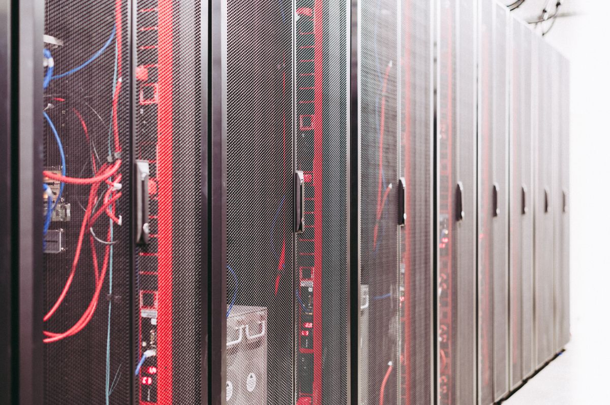 Serverracks in einem Rechenzentrum, wie sie ein Managed-Service-Provider für Kunden betreut
