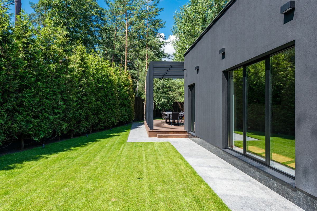 Modernes Einfamilienhaus mit gepflegtem Garten als Beispiel für ein Verkaufsobjekt in Hamburg