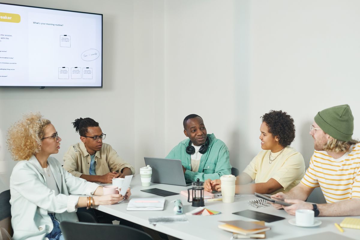 HR-Team einer Personalvermittlung bespricht offene Positionen in einer Büro-Besprechung
