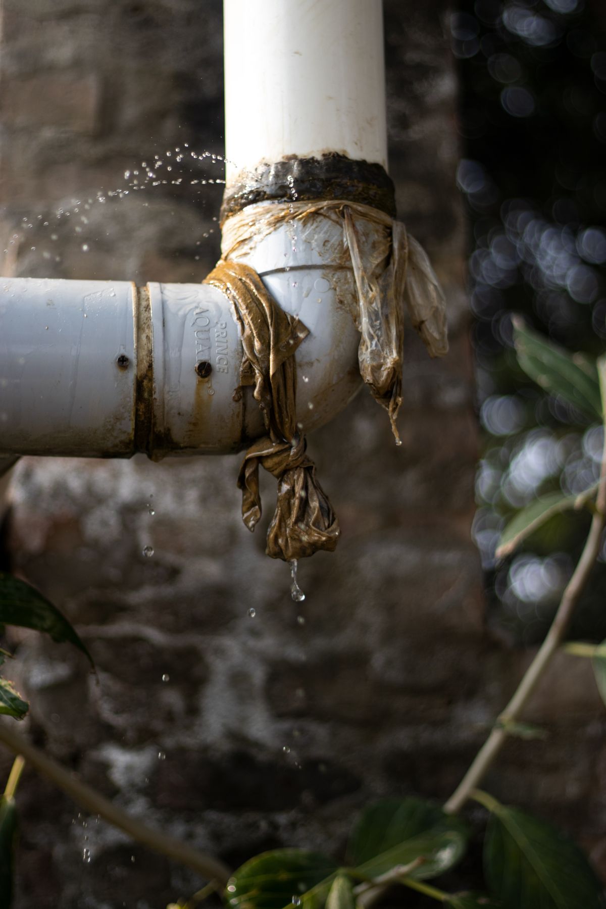 Undichtes Rohr mit provisorischer Abdichtung als typische Ursache für Wasserschäden
