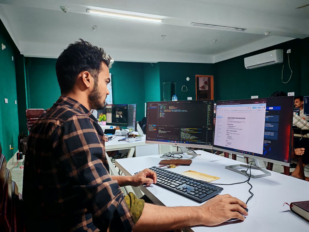 Softwareentwickler arbeitet konzentriert an Code in einem modernen Büro