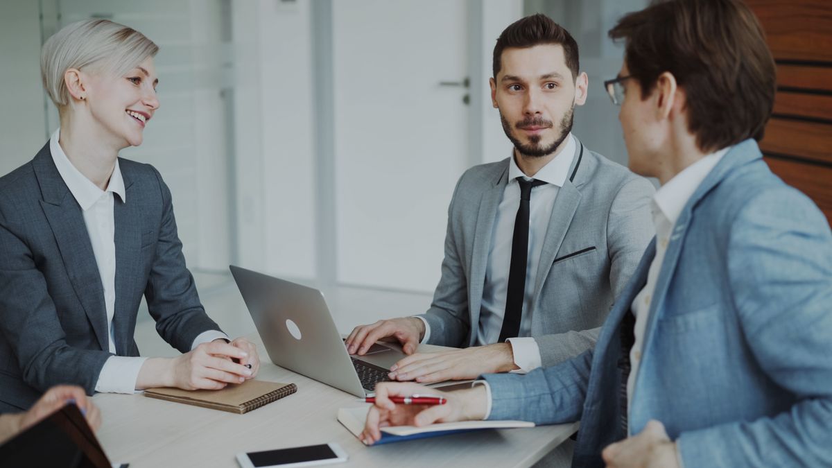 Business-Team bespricht Strategie und Kennzahlen in einem modernen Büro