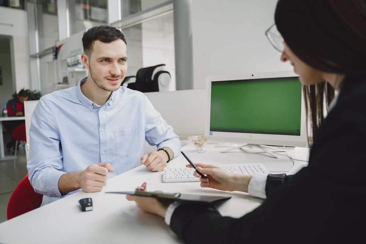 Personalverantwortliche führt ein Vorstellungsgespräch mit einer Bewerberin im Büro