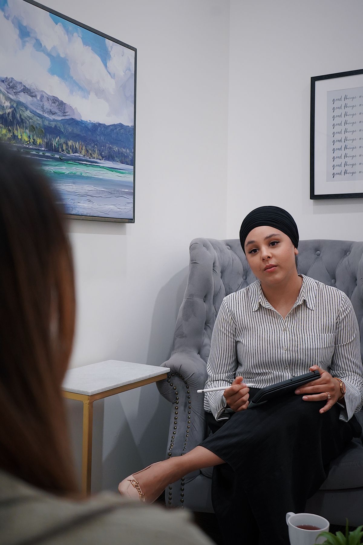 Klientin spricht während einer Therapiesitzung mit ihrer Therapeutin