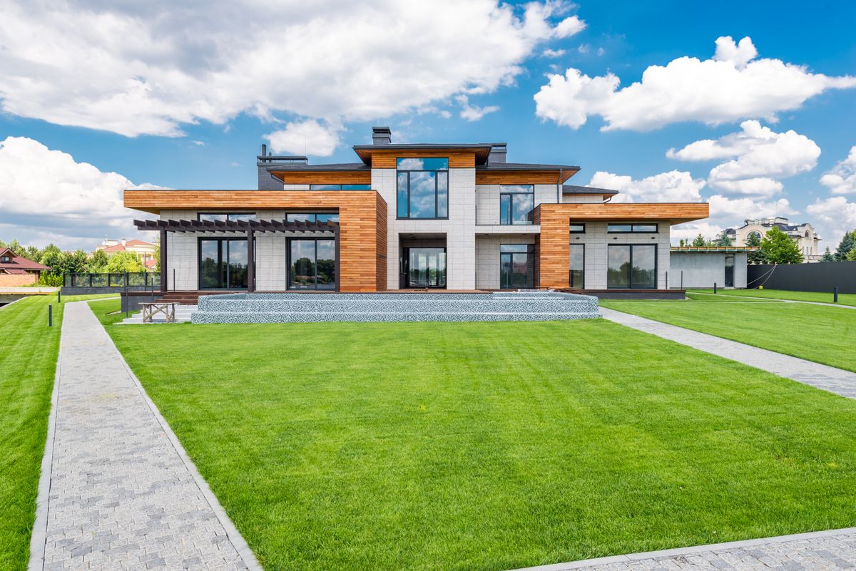 Modernes Wohnhaus mit großen Fensterflächen und Glastüren als Beispiel für hochwertige Fensterlösungen